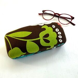 Excellent condition Vera Bradley Hard Clamshell Glasses Case in Lola pattern